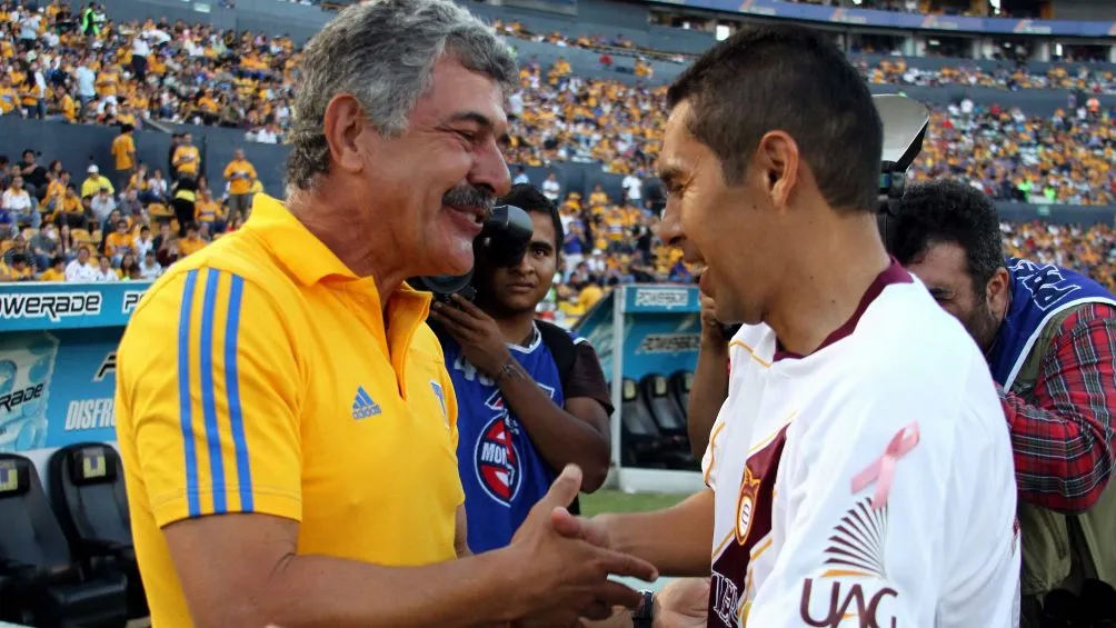 Ramón Morales y el Tuca Ferretti estrechan manos