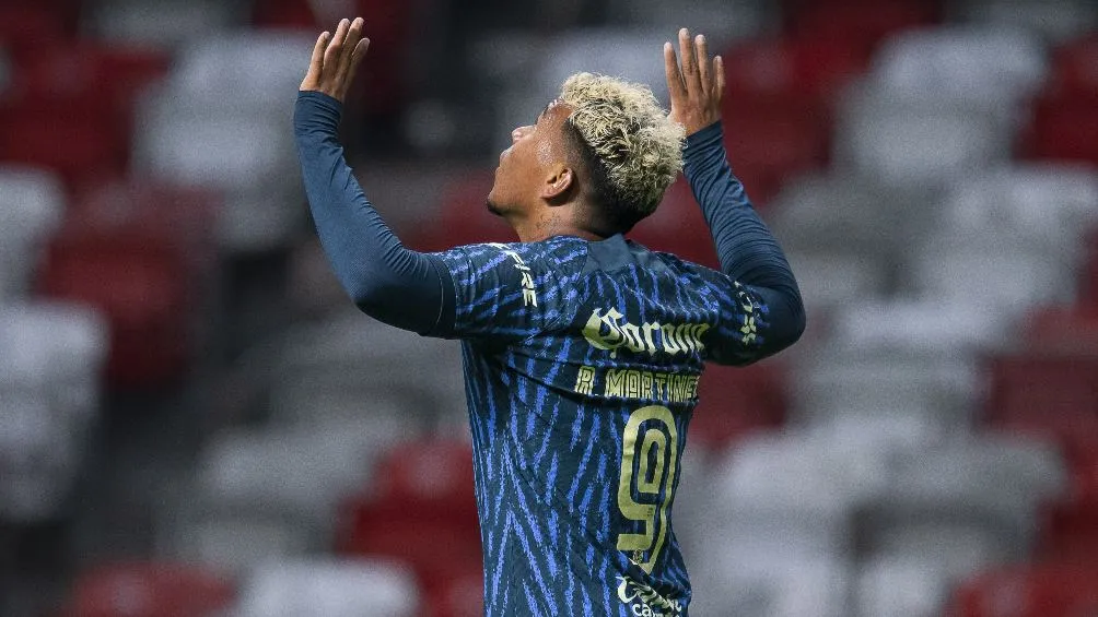 Roger Martínez celebra un gol con América