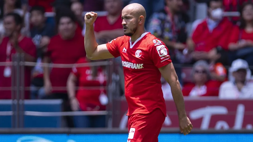 Carlos González celebra un gol con Toluca