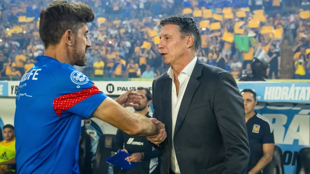 Veljko Paunović y Robert Dante Siboldi se saludan previo al inicio