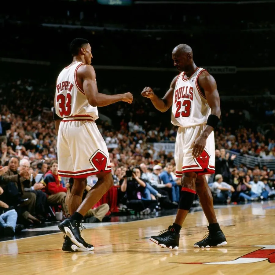 Scottie Pippen y Michael Jordan saludándose en la duela