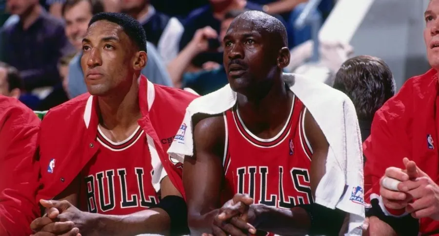 Scottie Pippen y Michael Jordan sentados