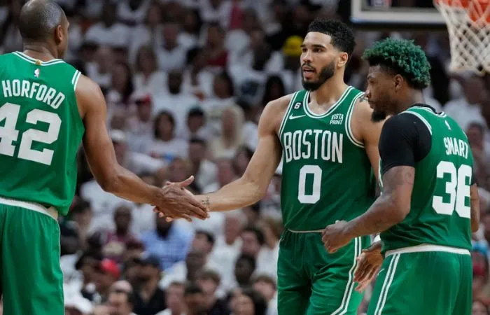 AP Jugadores de Boston celebrando en juego 5 ante Miami
