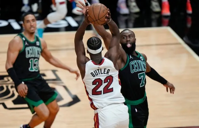 AP Jaylen Brown marcando a Jimmy Butler