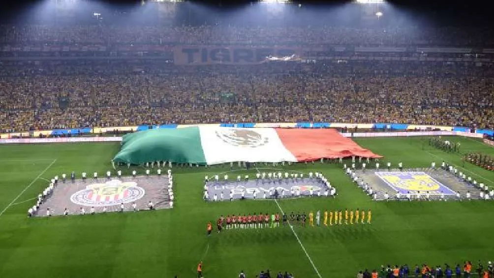 El Universitario hizo un espectáculo previo al partido