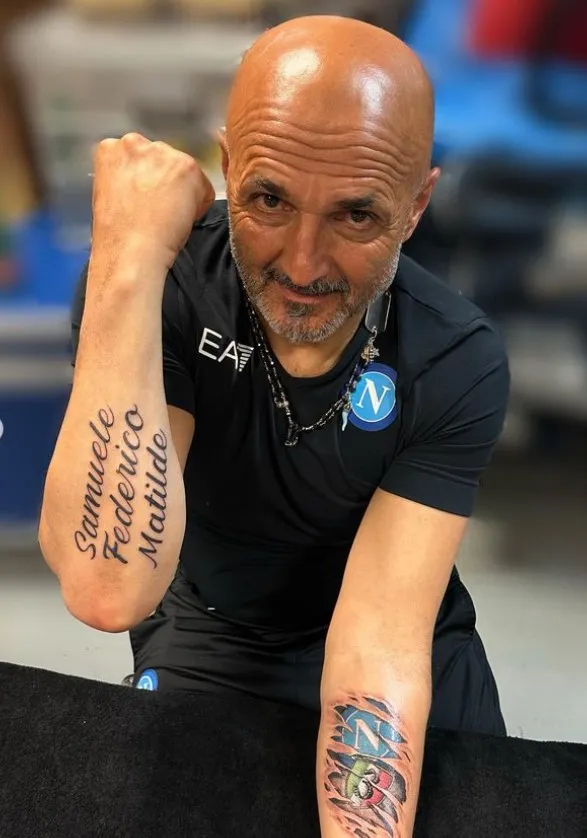 Luciano Spalletti presume sus nuevos tatuajes