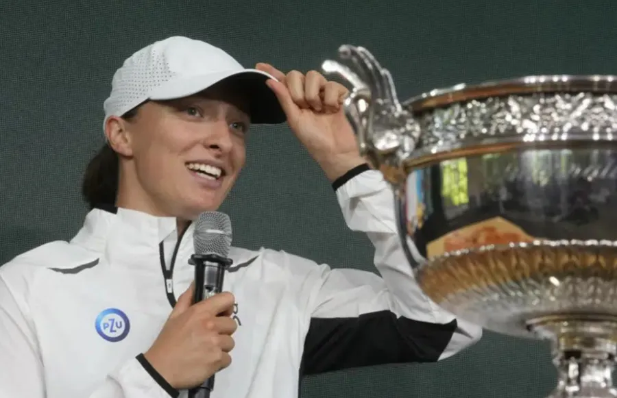 AP Iga Swiatek con el título de 2022