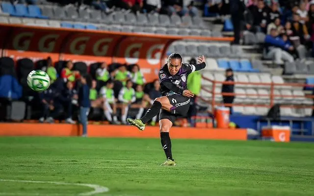 Mónica Ocampo disparando al arco de Rayadas