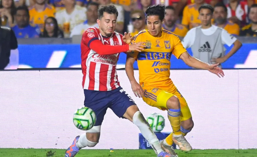 Alan Mozo y Diego Lainez disputando el balón