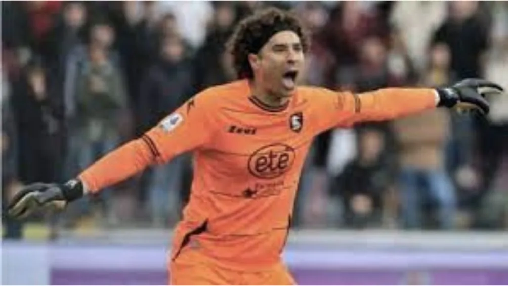 AP Ochoa durante un partido con el Salernitana