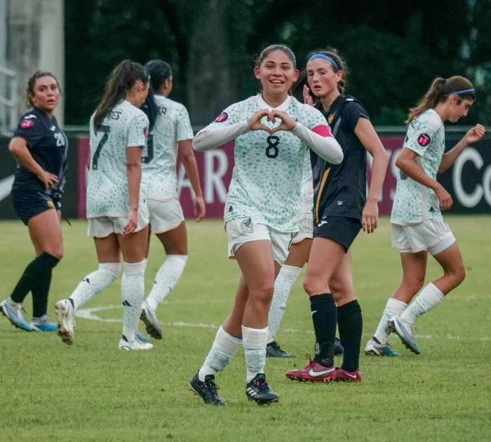 Fátima Servín celebra su gol