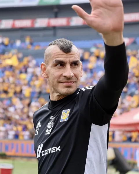 Nahuel Guzmán saluda a la afición