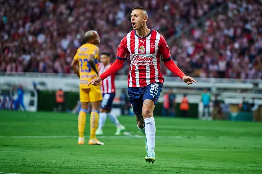 Piojo Alvarado en celebración de gol ante Tigres en la Final