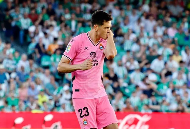 César Montes celebrando su gol con el Espanyol
