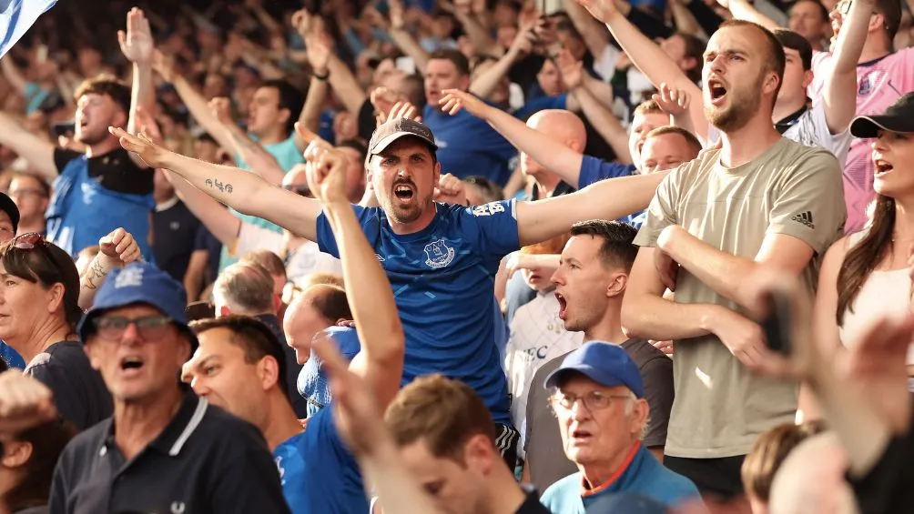 Los aficionados celebrando en Goodison Park