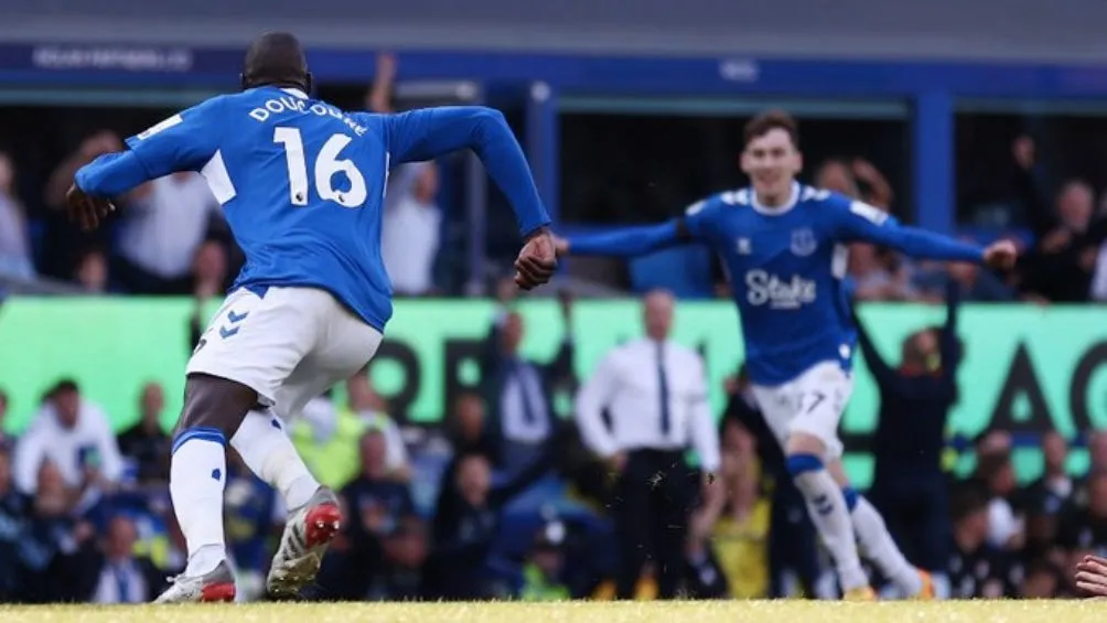 Everton se mantiene en Premier League tras vencer al Bournemouth
