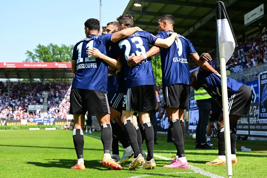 TWITTER @HSV Juagdores del Hamburgo celebra único gol ante Sandhausen