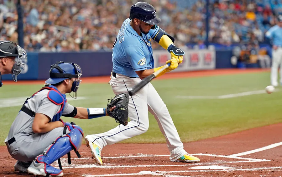 AP Paredes conectando de hit