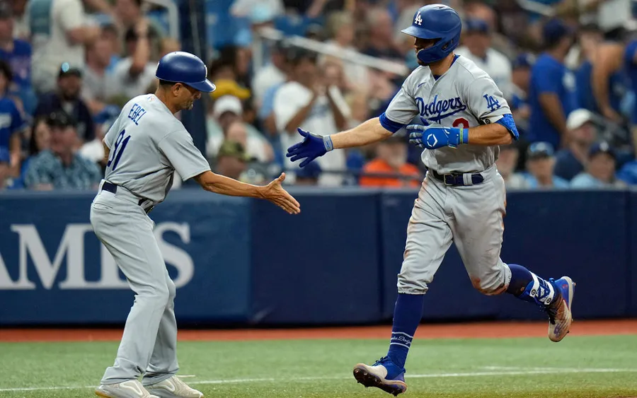 AP Chris Taylor celebra cuadrangular