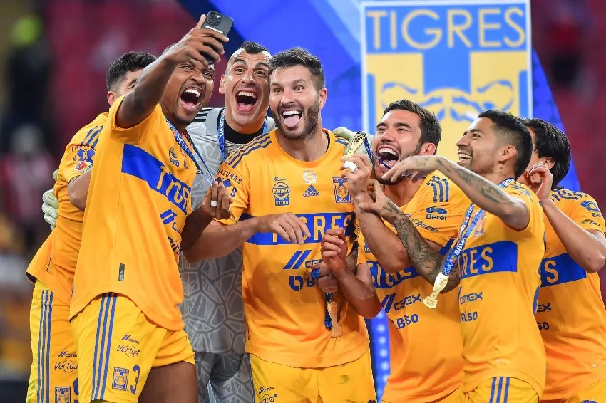 Nahuel Guzmán celebrando el título del CL23