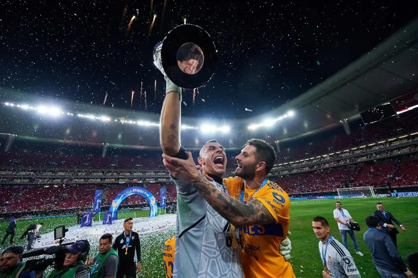 Nahuel Guzmán celebrando el título del CL23