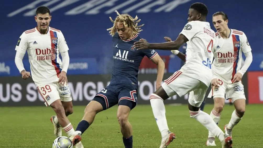 Xavi Simons durante un encuentro con el PSG