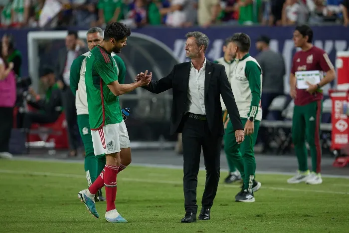 Diego Cocca habla con Néstor Aráujo