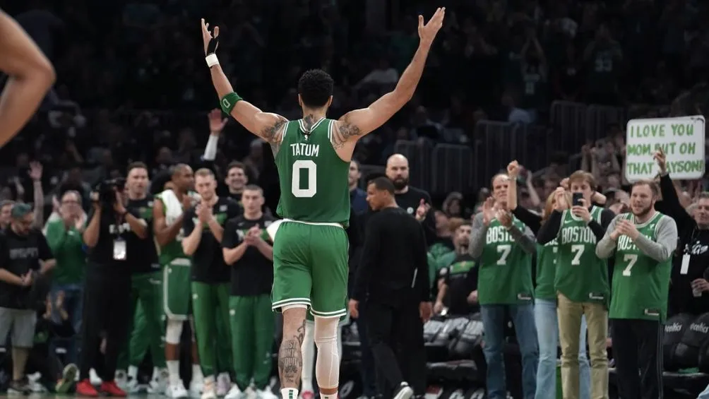 Tatum celebrando la victoria de los Celtics