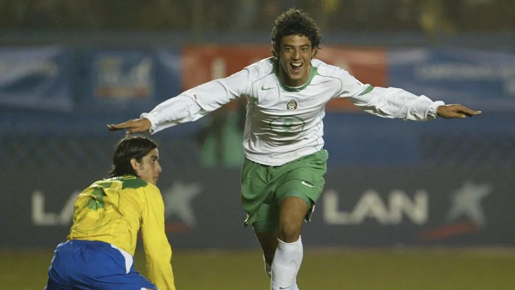 Vela anotando gol en el Mundial del 2005