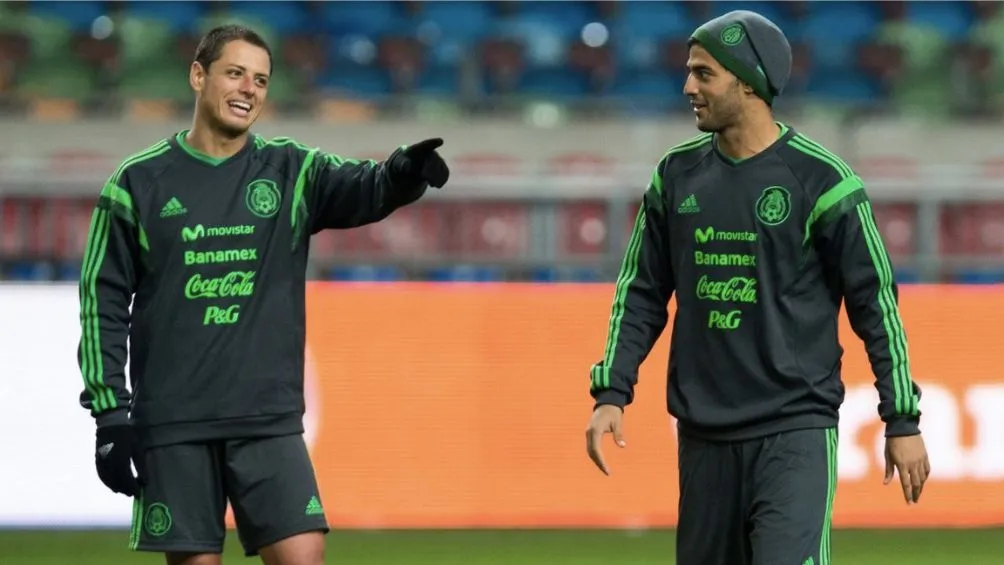 Vela junto a Chicharito en una concentración