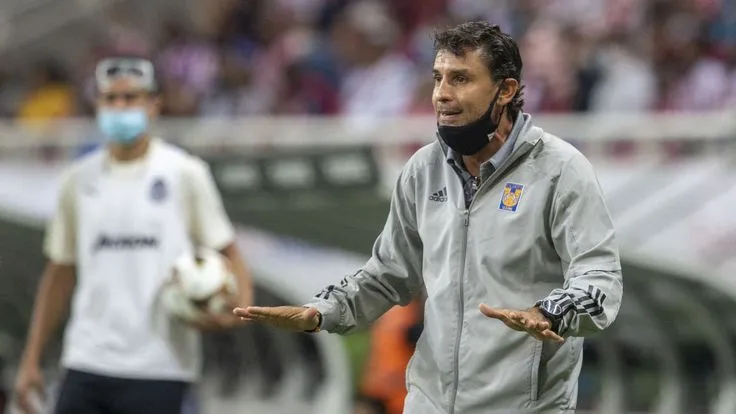 Roberto Medina con Tigres Femenil