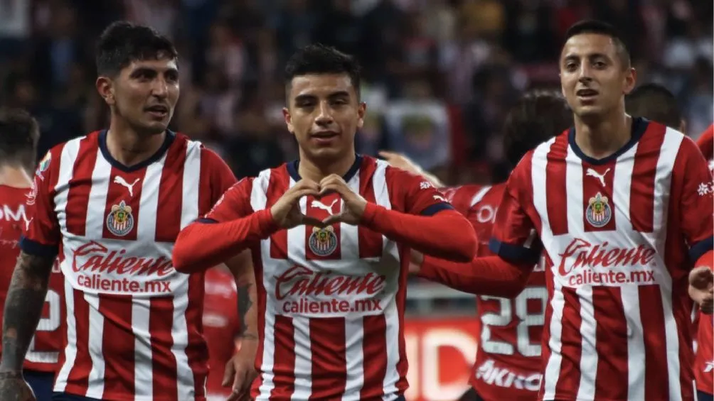 Jugadores de Chivas festejan un gol