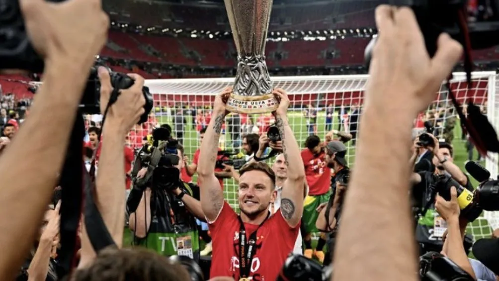 Rakitic celebrando la Europa League con el Sevilla