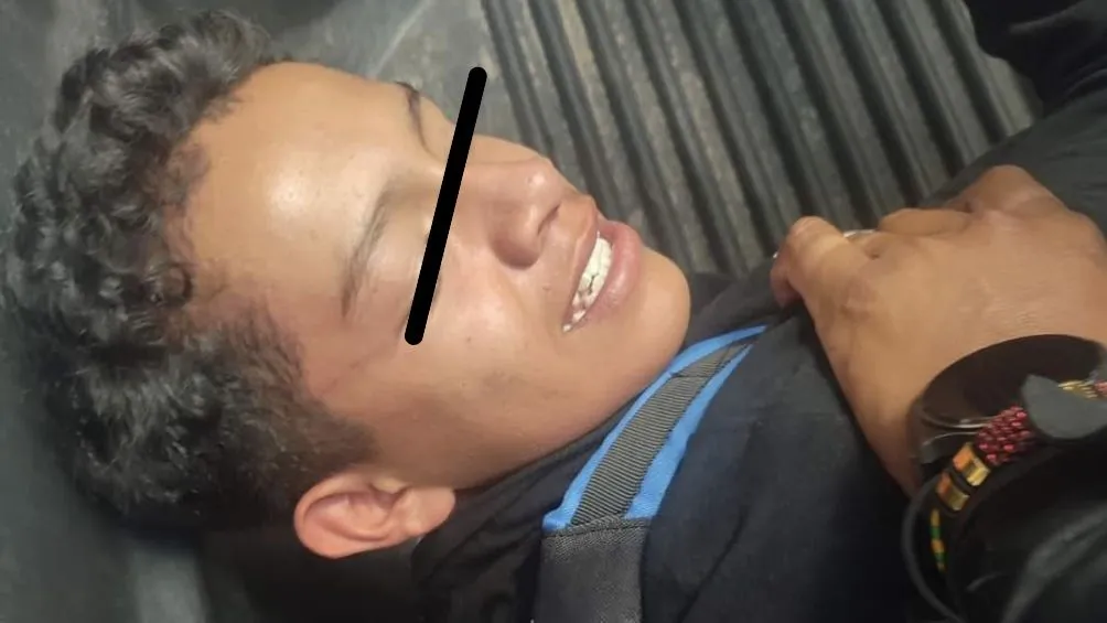 TWITTER: @amarilloalarcon Momento en el que el menor fue ingresado a la patrulla