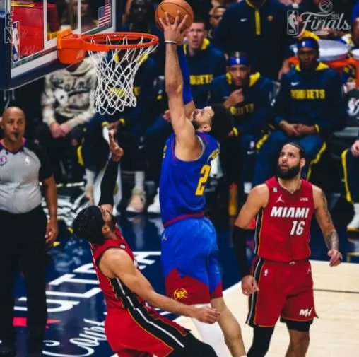 Acciones entre Denver y Miami