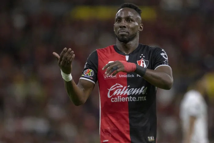 Julián Quiñones durante un partido del Atlas