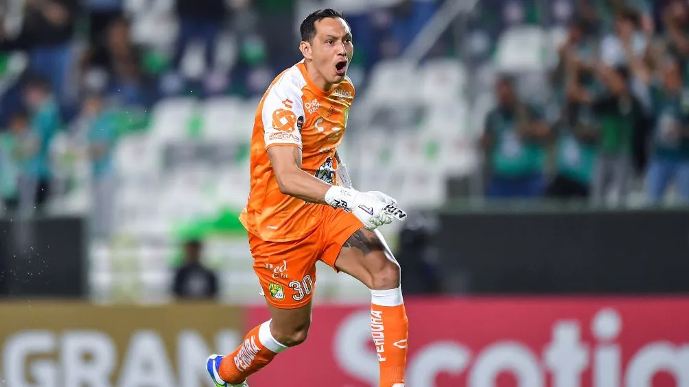 Rodolfo Cota celebrando uno de los goles de León