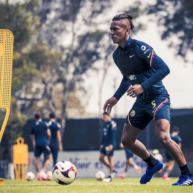 NSTAGRAM: @pedroaquinos95 Aquino en una práctica del América