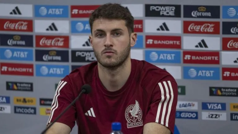 Santiago Giménez en partido con la Selección Mexicana