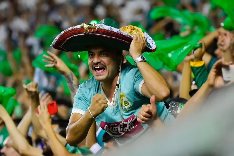 Fan de León con sombrero