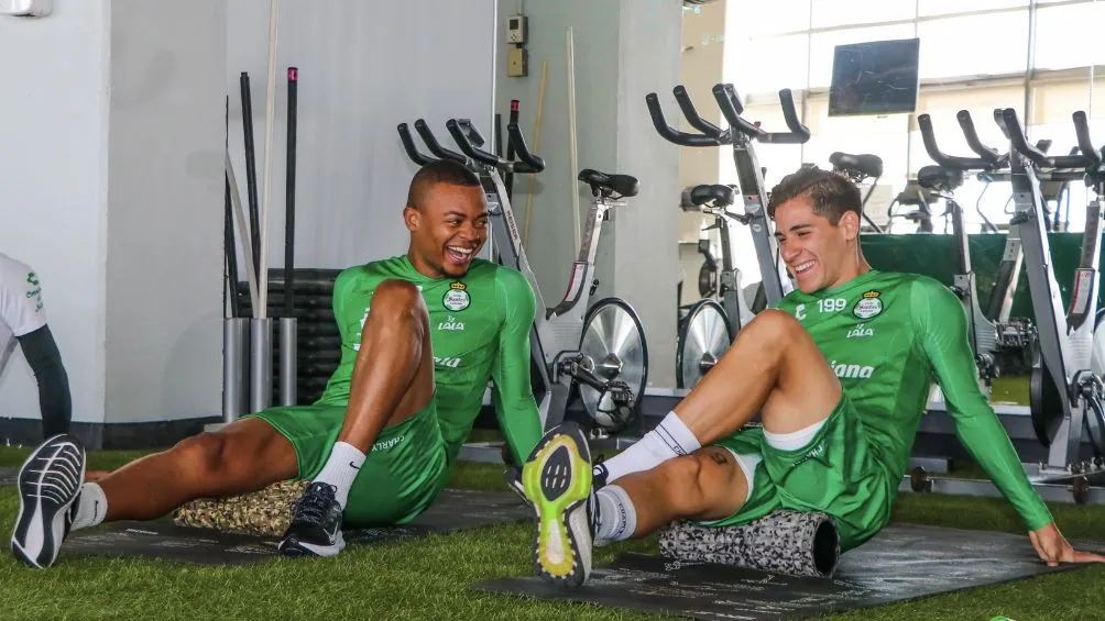 TWITTER: @ClubSantos Preciado y Santi Muñoz en una sesión de entrenamiento
