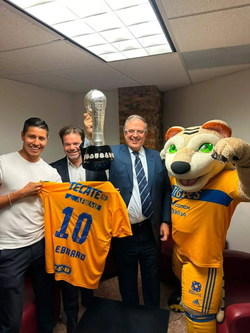 Ebrard posó con el Tigre, Hugo Ayala y Doehner