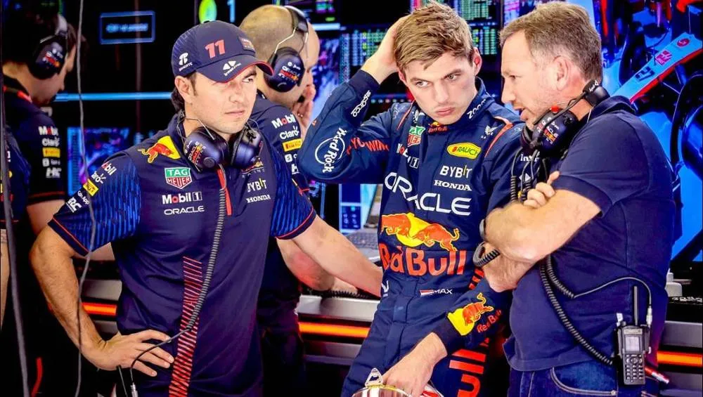 Checo Pérez junto a Max Verstappen