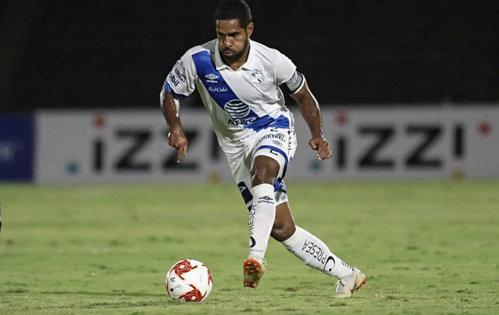 Brayan Angulo en partido con Puebla