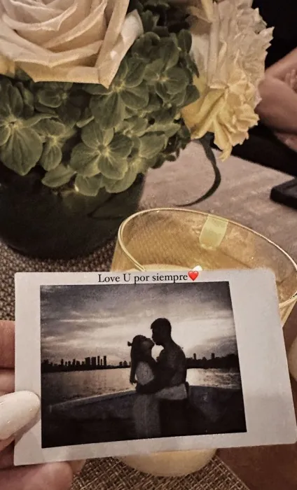 INSTAGRAM @soficalzetti Fotografía de Kun y Sofía en la playa