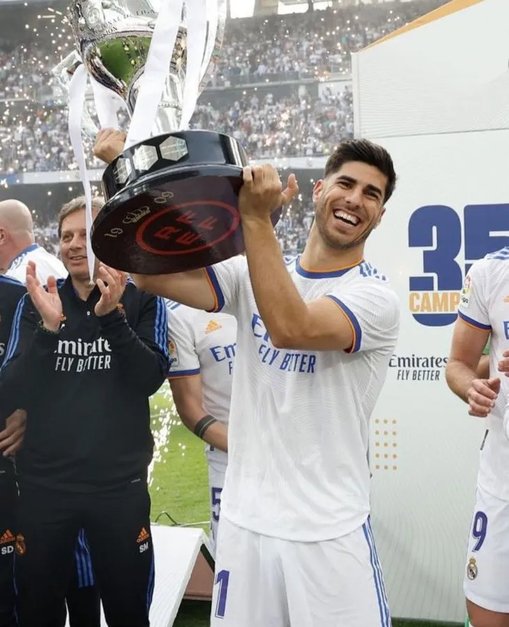 INSTAGRAM: @marcoasensio10 Marco Asensio levantando la 35ta liga del Real Madrid