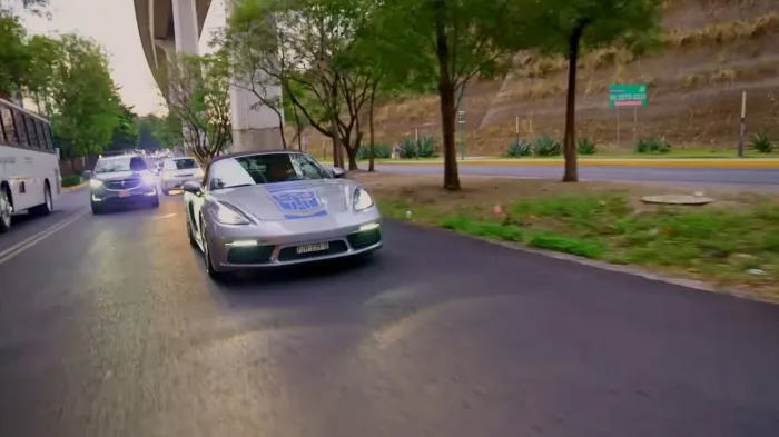 Uno de los Transformers infiltrado como taxi