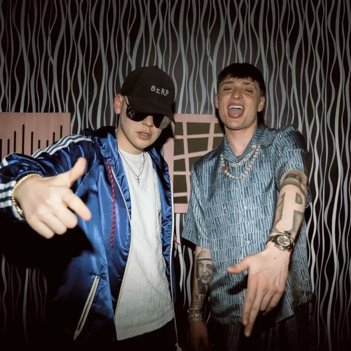 Peso Pluma y Bizarrap promocionando su colaboración