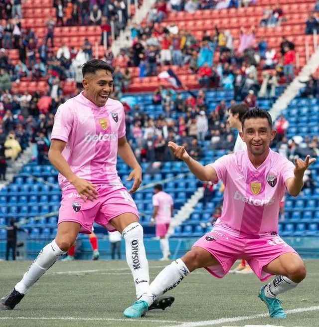 Hobbit Bermúdez con Atlante