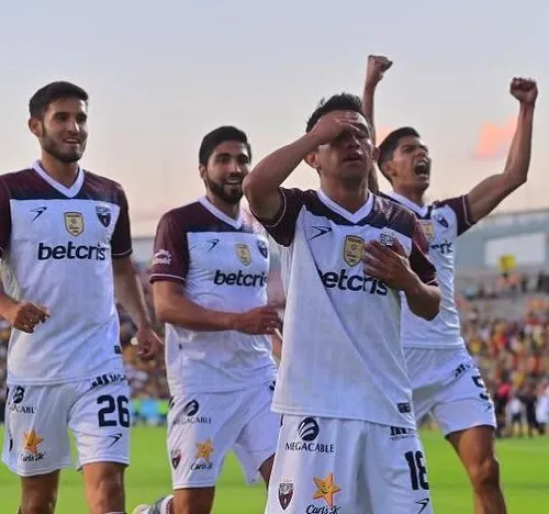 Hobbit Bermúdez festejando